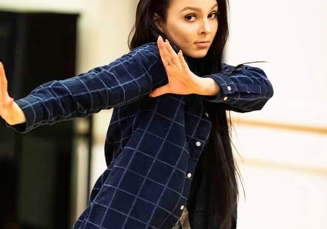 Na zdjęciu dziewczyna w pozie tanecznej