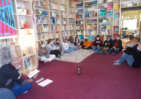 Grafika 1: "Pan Tadeusz" i poetyckie nokturny w roli głównej podczas spotkania klasy VIIIB w ramach Nocy Bibliotek