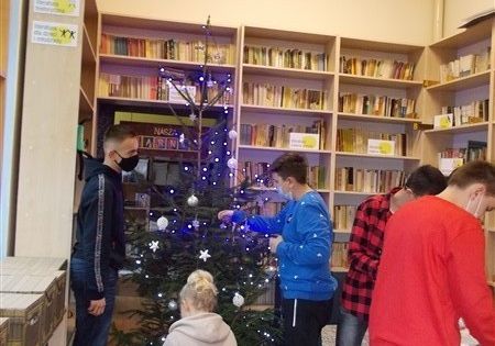 Grafika 1: Choinka w Bibliotece Szkolnej w Wicku już ubrana i czeka na naszych czytelników