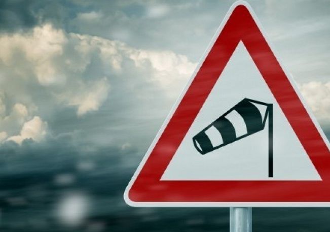 Grafika 1: Zajęcia w szkole dziś odwołane ze względu na silny wiatr