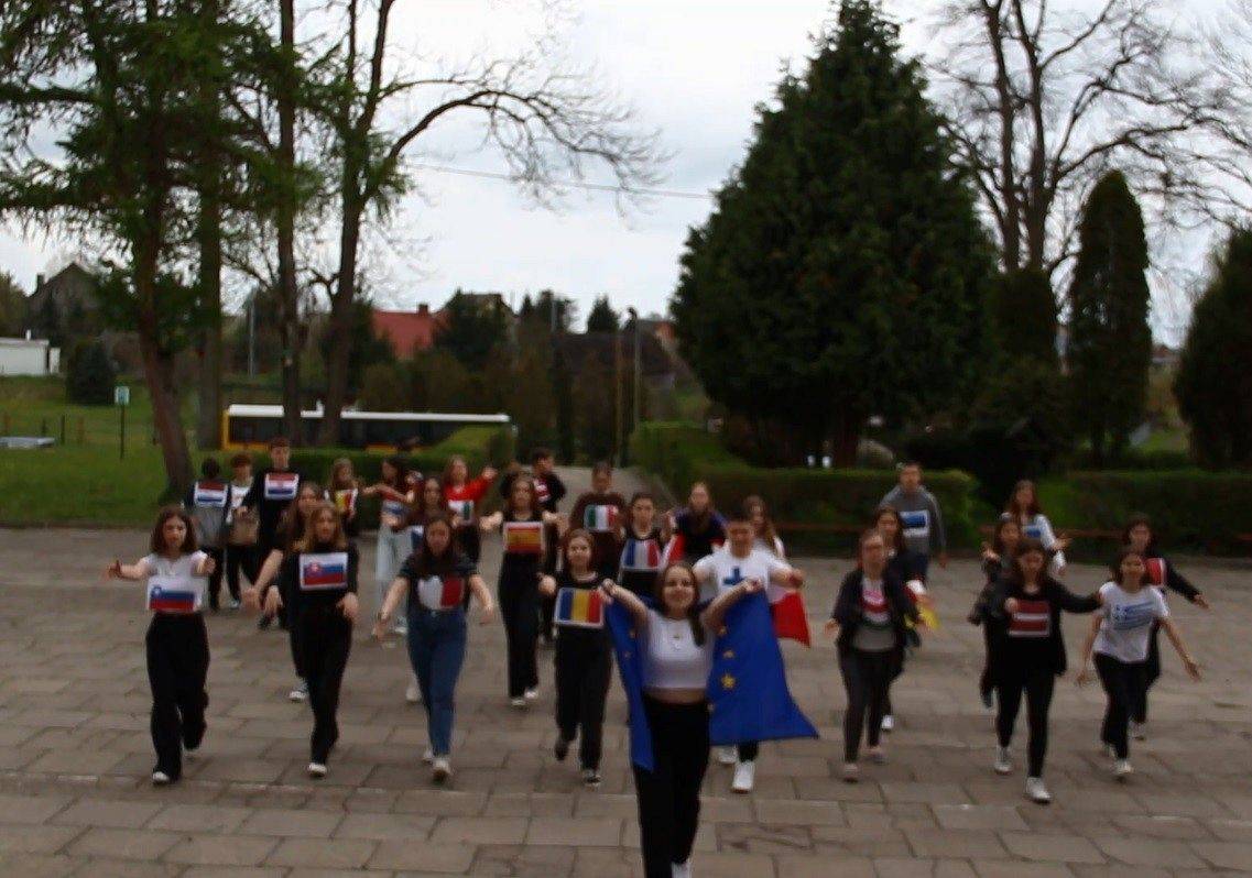 Flash mob podczas obchodów Dnia Europy w wykonaniu uczniów SP Wicko
