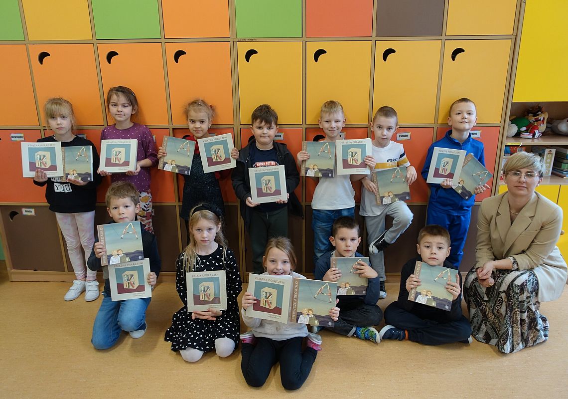 Pierwszaki otrzymały wyprawki czytelnicze