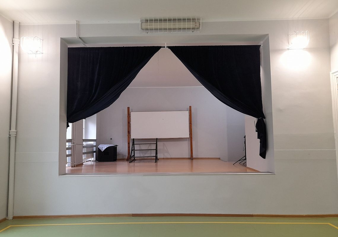 Odnowiona kurtyna i scena