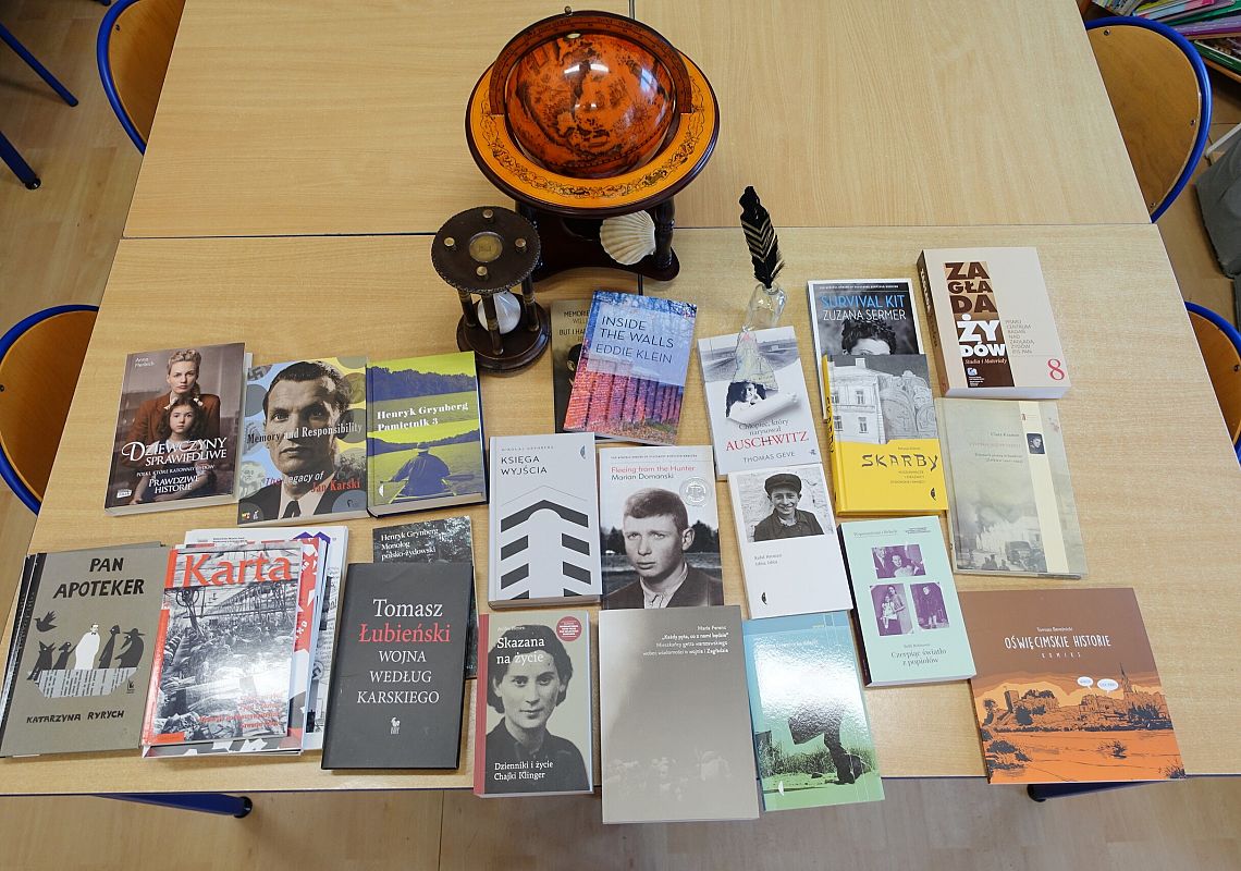 Książki historyczne przesłane z "Forum Dialogu" dla SP Wicko