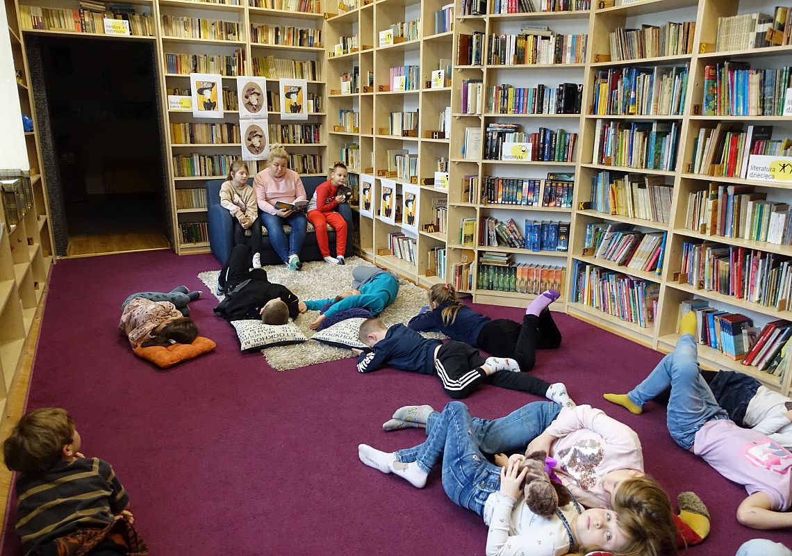 Czytanie kaszubskich legend w Bibliotece SP Wicko