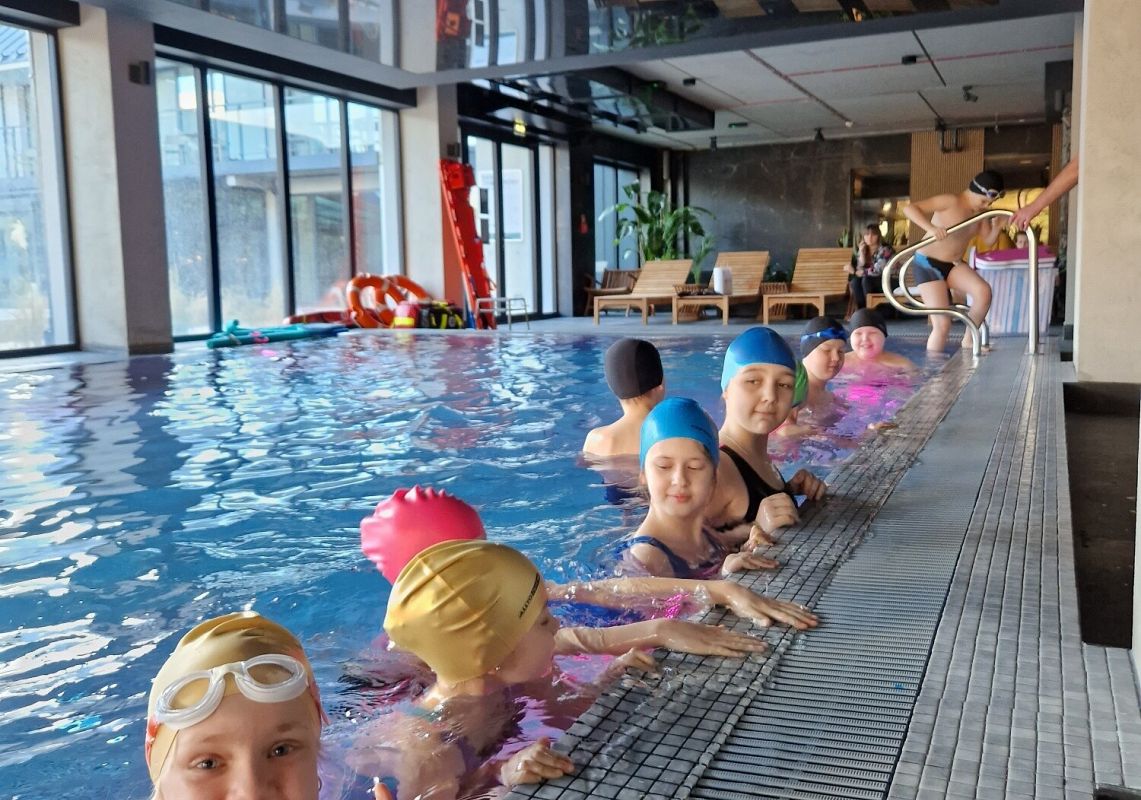 IIIB rozpoczęła lekcje pływania na basenie