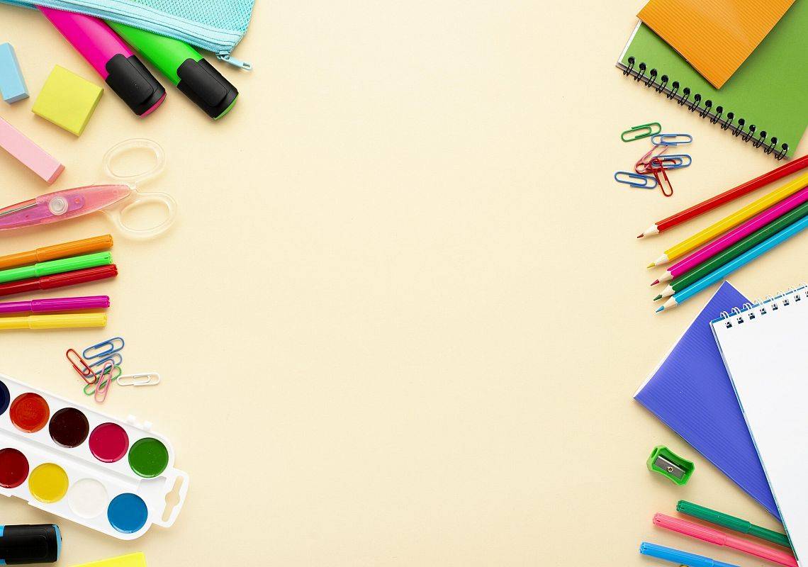 Obraz autorstwa <a href="https://pl.freepik.com/darmowe-zdjecie/widok-z-gory-na-przybory-szkolne-z-kolorowymi-olowkami-i-notatnikami_8931389.htm#query=school&position=0&from_view=search&track=sph">Freepik</a>