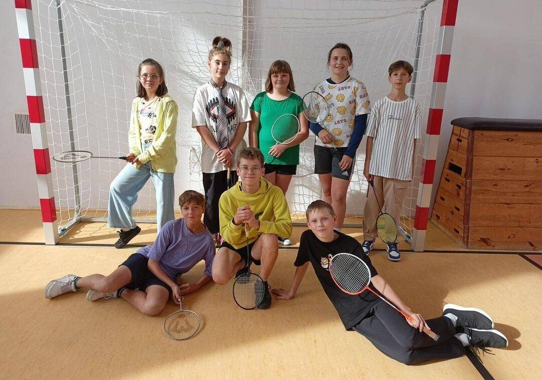 Grafika 1: W gminnych zawodach badmintonowych uczniowie SP Wicko we wszystkich kategoriach zajęli pierwsze miejsca!