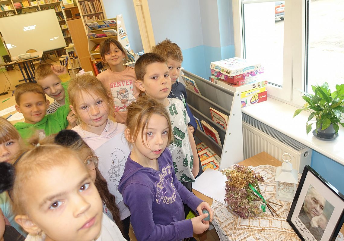 Grafika 1: Zaduszki Literackie w Bibliotece Szkolnej w Wicku poświęcone twórczości Ludwika Jerzego Kerna