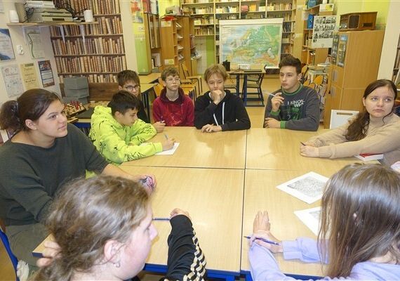 Grafika 1: Warsztaty podróżnicze w naszej bibliotece - spotkanie z przewodniczką regionalną z Krokowej, Panią Teresą Fikus-Mach