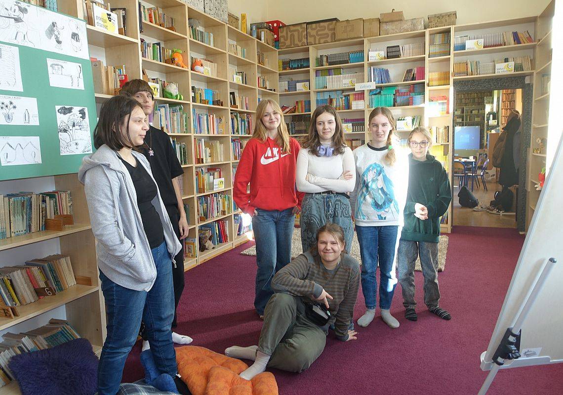 Grafika 1: Wiosenne spotkanie Klubu Dyskusyjnego Książki w Bibliotece SP Wicko