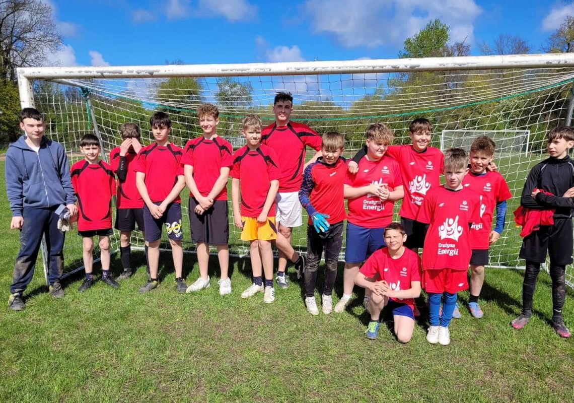 Grafika 1: Gminne eliminacje piłkarskie na stadionie w Charbrowie