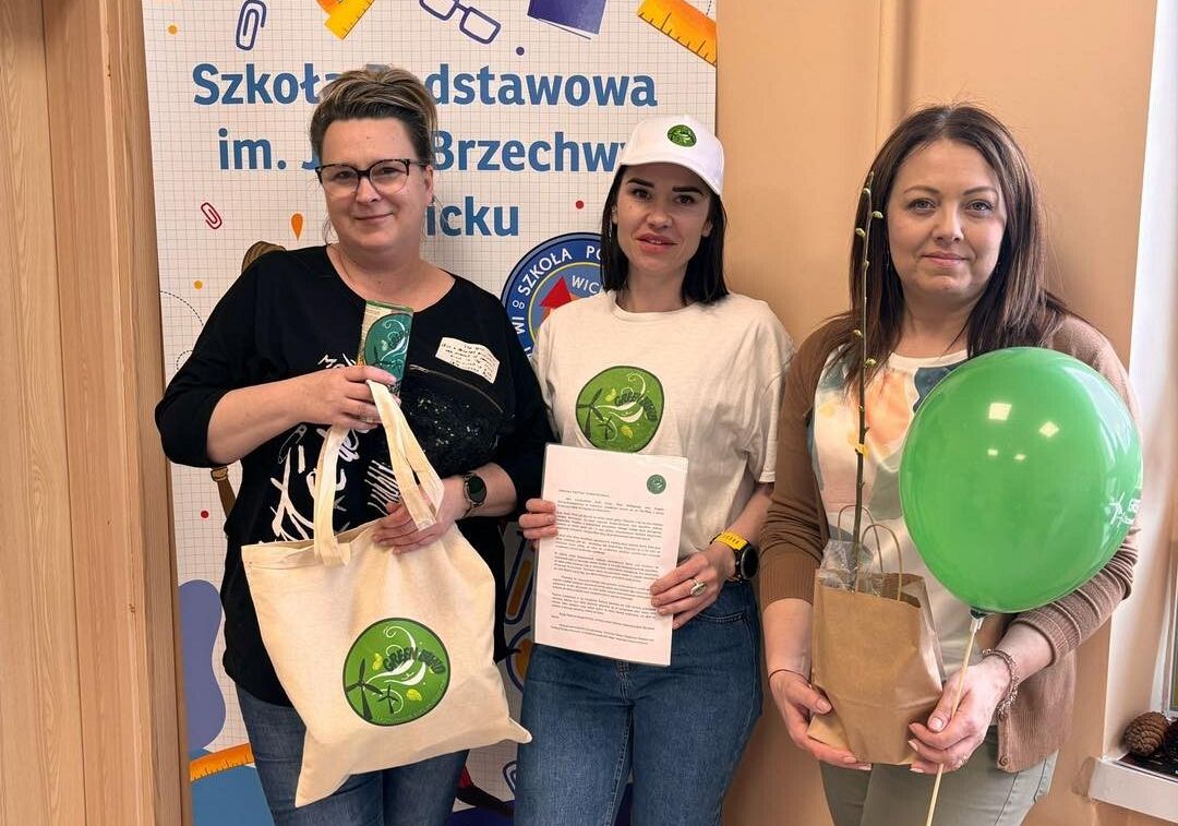 Grafika 1: Niezwykły ekoprezent dla naszej szkoły od koordynatora koła uczniowskiego Green Wind, działającego przy Zespole Szkolno-Przedszkolnym w Ciekocinie