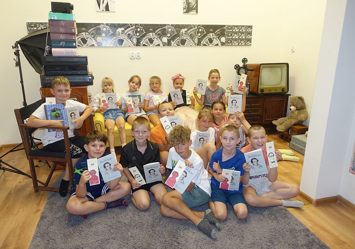 Grafika 1: Nasi trzecioklasiści czytali bajkę Juliusza Słowackiego "O Janku, co psom szył buty" w ramach ogólnopolskiej akcji Narodowego Czytania