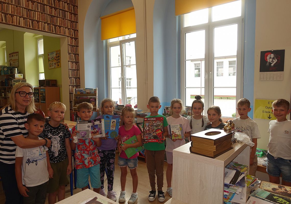 Grafika 1: Pierwsza wizyta pierwszaków w bibliotece szkolnej