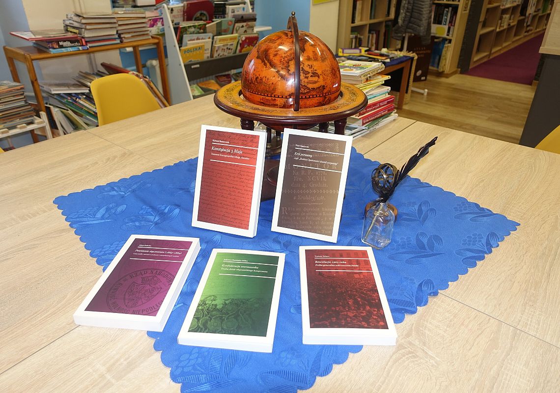 Książki z Muzeum Historii Polski w naszej szkolnej bibliotece