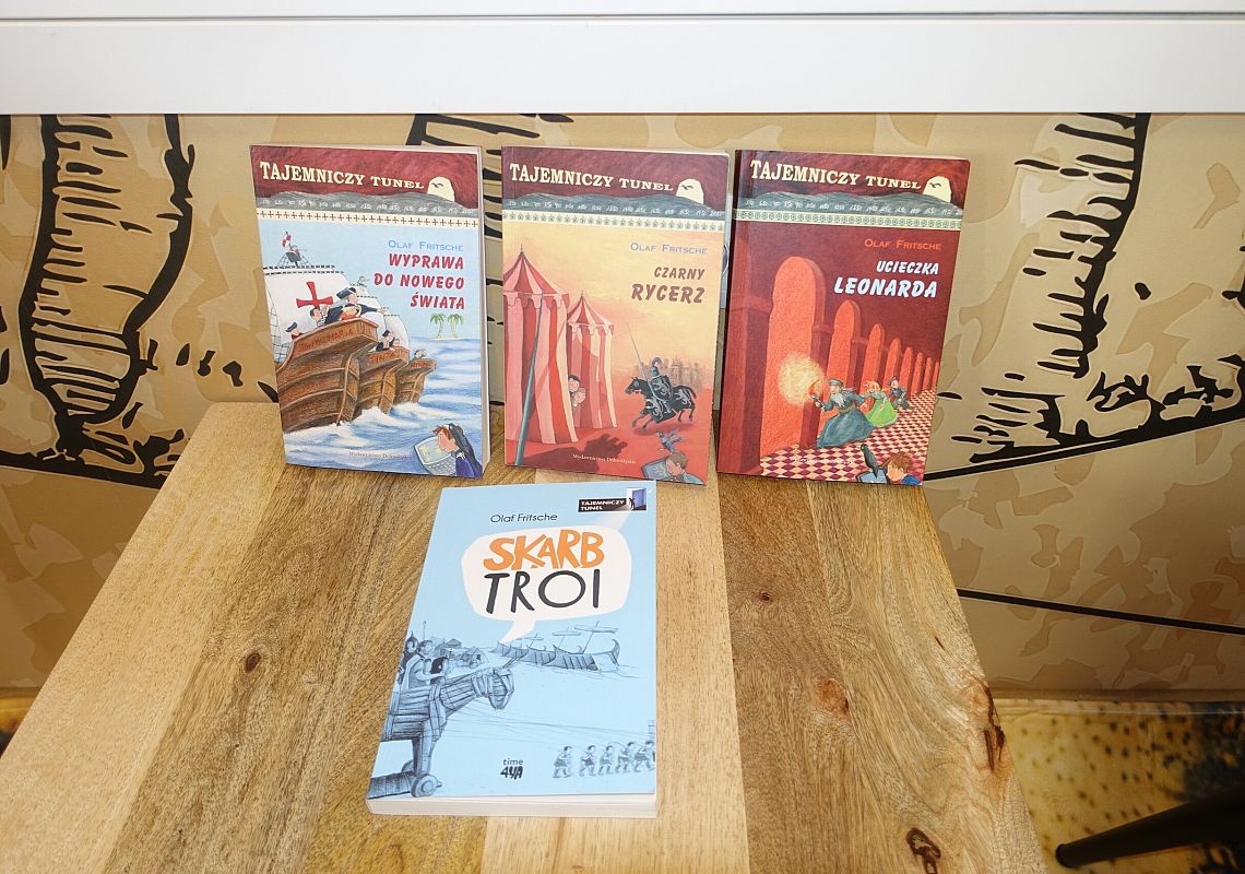 Seria książek przygodowo-historycznych z serii "Tajemniczy tunel" już naszej szkolnej bibliotece