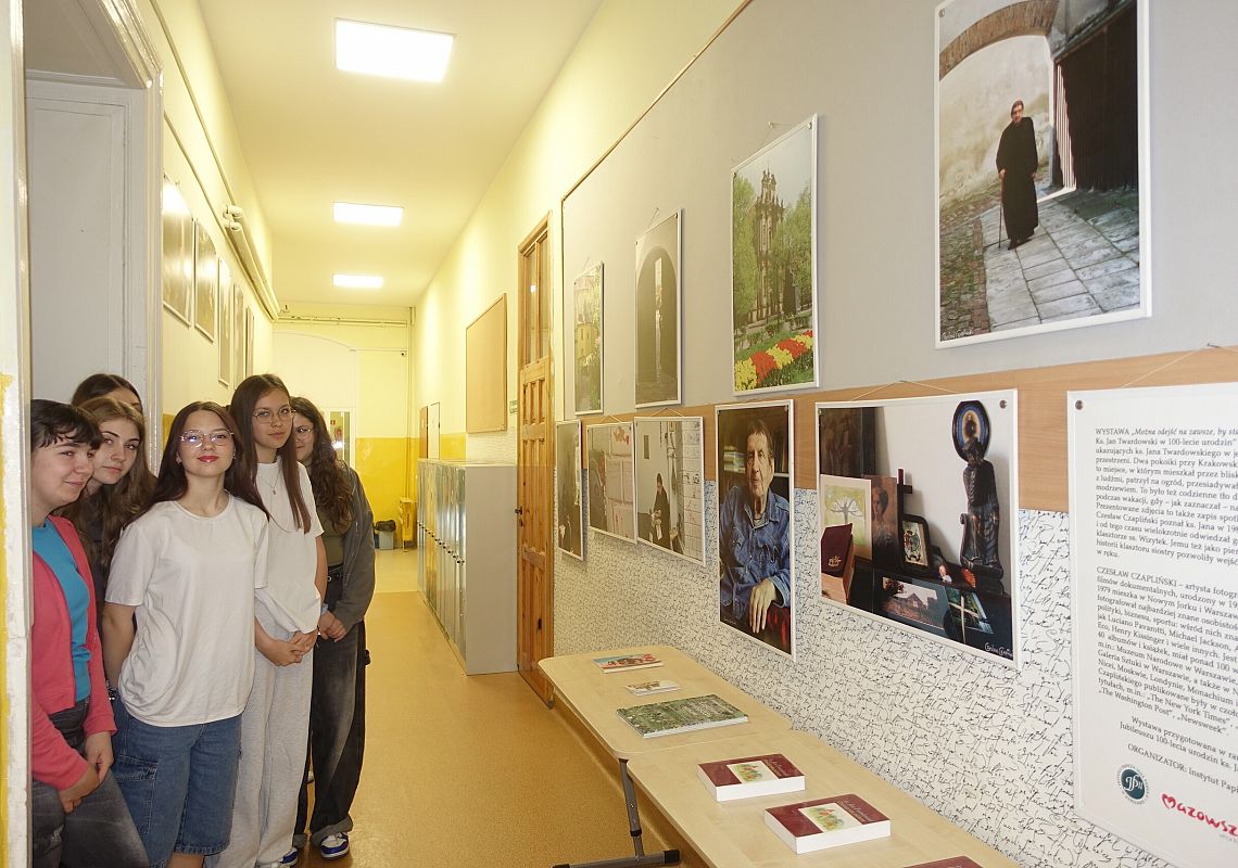 Grafika 1: Wystawa biblioteczna o ks. Twardowskim w 110. rocznicę urodzin poety