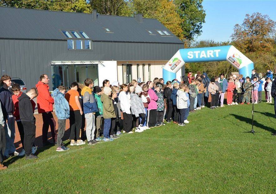 Grafika 1: Spotkanie z policjantami i bieg dla dzieci ze szkół podstawowych z terenu gminy Wicko w ramach projektu Bezpieczna droga