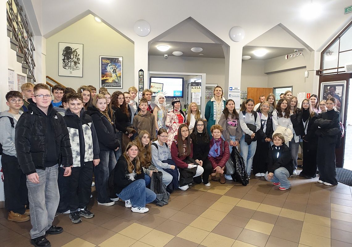 Grafika 1: Siódme i ósme klasy na przedstawieniu "Balladyny" w Lęborku