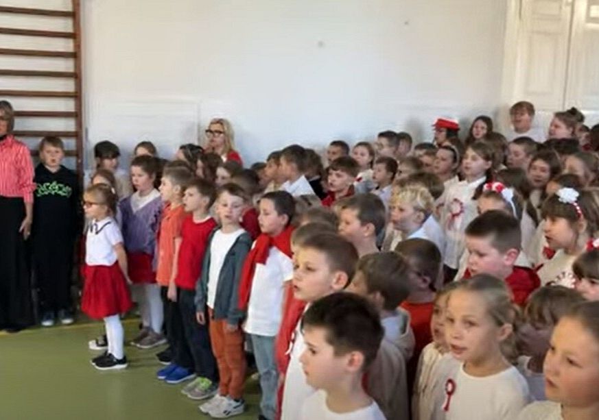 Grafika 1: Społeczność Szkoły Podstawowej w Wicku wzięła udział w ogólnopolskiej akcji „Szkoła do hymnu”