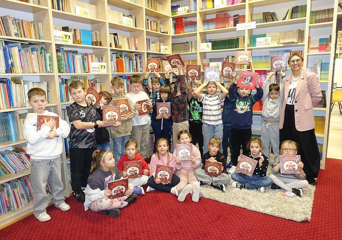 Grafika 1: Nasze pierwszaki otrzymały wyprawki czytelnicze z Instytutu Książki