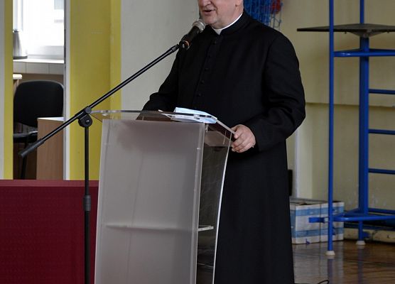 ksiądz podczas przemowy