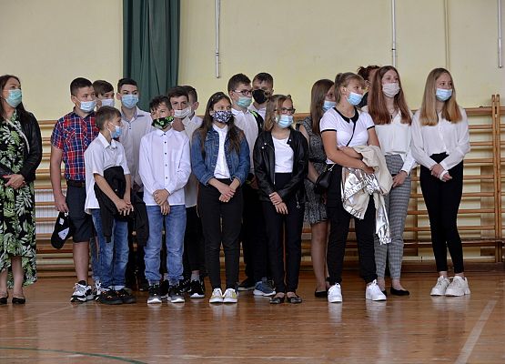 młodzież na apelu, grupa