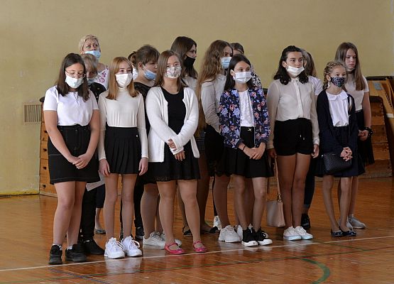 młodzież na apelu, grupa