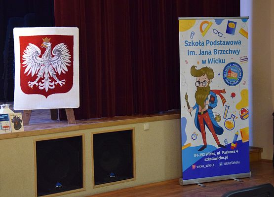 Herb Polski i rollup szkoły