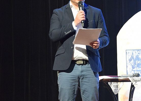 Pan Dyrektor SP Wicko czyta obsadę sztuki