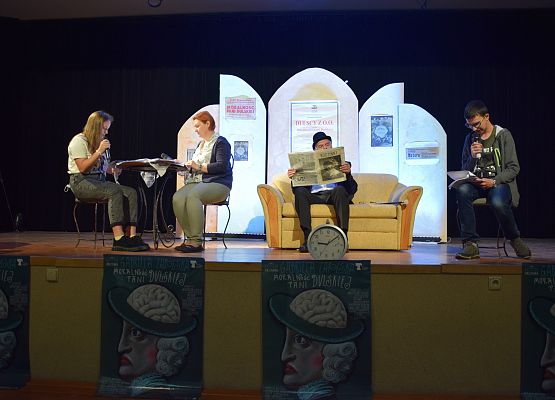 Cztery osoby na scenie - z prawej Maksymilian z kl. VIIIA w roli Zbyszka