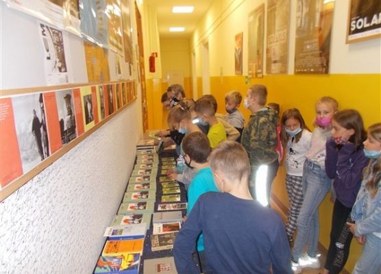 kl. IVA zwiedza wystawę o Lemie