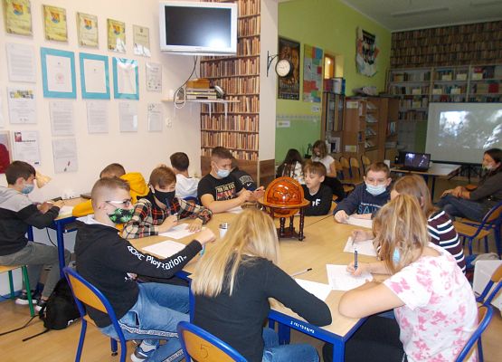 Kl. VIIA w trakcie zajęć bibliotecznych inspirowanych twórczością Lema