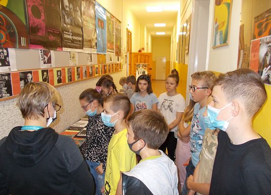 Kl. VIIB podczas zwiedzania wystawy o Lemie