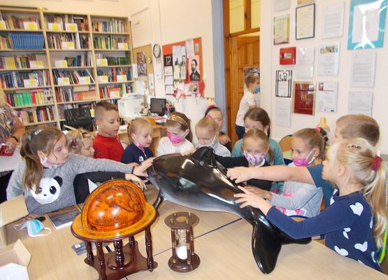 Dzieci oglądają model morświna