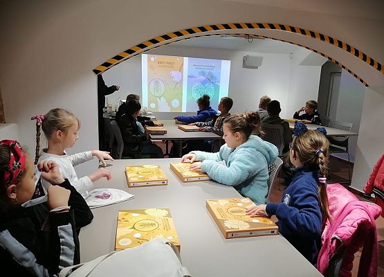 dzieci na zajęciach przy biurku