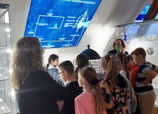 dzieci oglądają wystawę