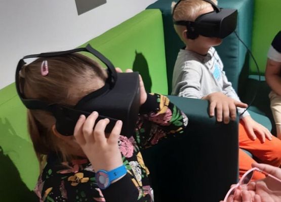 dzieci mają założone oculusy