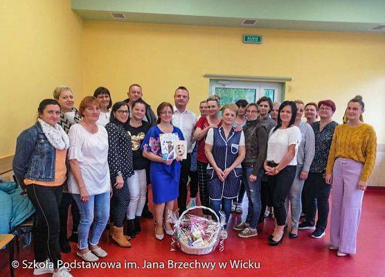 zdjęcie grupowe pracowników szkoły grafika