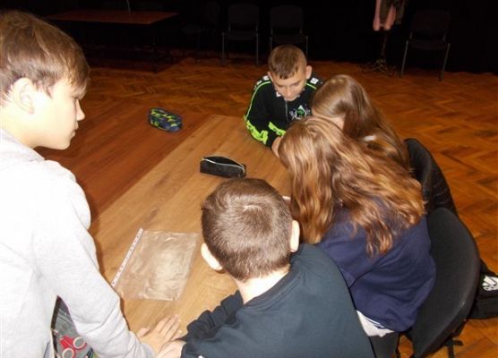 Uczniowie SP Wicko podczas rozwiązywania zadań warsztatowych 1