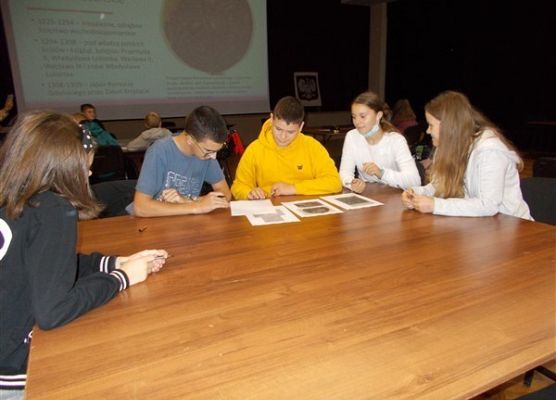 Uczniowie SP Wicko podczas rozwiązywania zadań warsztatowych 2