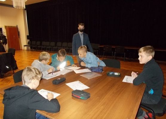 Uczniowie SP Wicko podczas rozwiązywania zadań warsztatowych 4