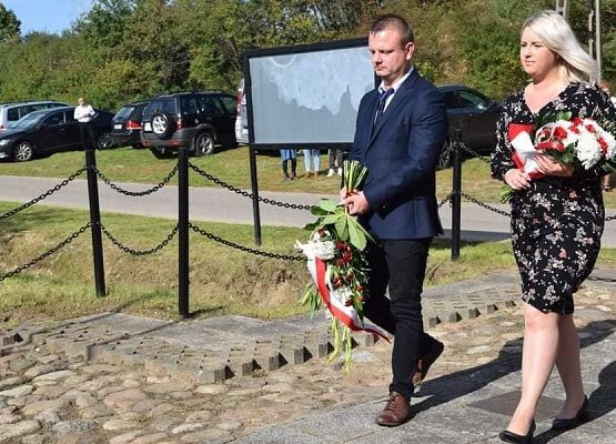 Dyrektor szkoły składa kwiaty