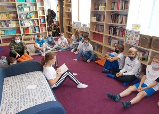 Kl. VIA czyta bajkę S. Lema "Trzej elektrycerze" przy klepsydrze 1