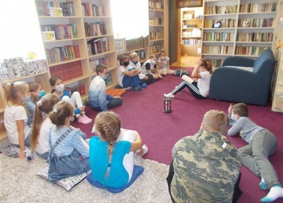 Kl. VIA czyta bajkę S. Lema "Trzej elektrycerze" przy klepsydrze 2