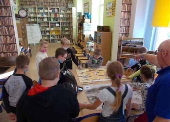 kl. IVA przygląda się pomorskim zwierzętom na układance