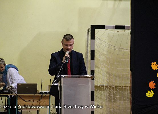 dyrektor podczas przemówienia