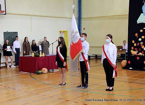 troje uczniów ze sztandarem