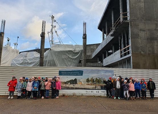 Klasy IB i IIB przed budowanym Muzeum Rybołówstwa w Łebie